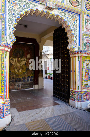 Udaipur, Inde - circa novembre 2016 : des détails architecturaux du palais de ville à Udaipur Banque D'Images