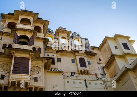 Udaipur, Inde - circa novembre 2016 : des détails architecturaux du palais de ville à Udaipur Banque D'Images