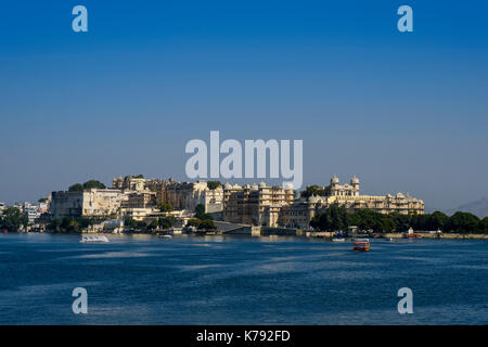 Udaipur, Inde - circa novembre 2016 : vue sur le palais de la ville et le lac Pichola à Udaipur Banque D'Images