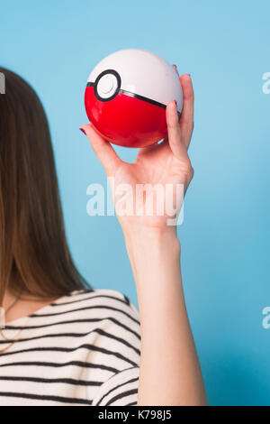 Ufa, Russie - 8 juillet 2017 : woman holding pokéball avec pikachu pokemon rendez jeu multijoueur. Banque D'Images