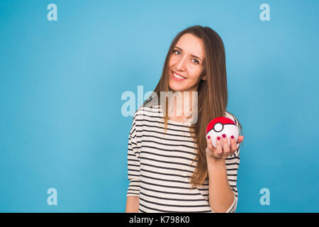 Ufa, Russie - 8 juillet 2017 : woman holding pokéball avec pikachu pokemon rendez jeu multijoueur. Banque D'Images