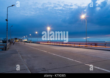 Pier le long de la mer à bang pu station balnéaire samutprakan, Thaïlande Banque D'Images