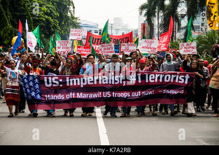 Manille, Philippines. 15 sep, 2017. comprenant surtout des populations autochtones de l'île de Mindanao, des centaines ont marché vers l'ambassade des États-Unis à Roxas Boulevard seulement à être bloqué par des agents de police de contrôle des foules à kalaw avenue, à quelques centaines de mètres de l'ambassade locaux. crédit : j gerard seguia/pacific press/Alamy live news Banque D'Images