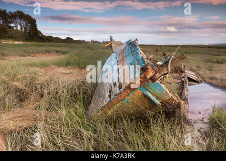 Bateau de pêche abandonnés épaves gisant dans la boue sur les berges à heswall près de Liverpool Banque D'Images