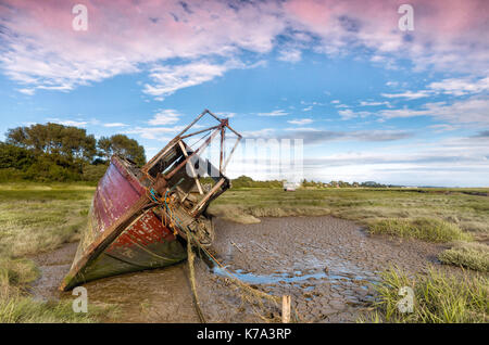 Bateau de pêche abandonnés épaves gisant dans la boue sur les berges à heswall près de Liverpool Banque D'Images