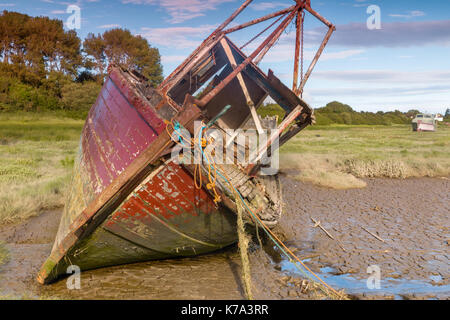 Bateau de pêche abandonnés épaves gisant dans la boue sur les berges à heswall près de Liverpool Banque D'Images