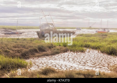 Bateau de pêche abandonnés épaves gisant dans la boue sur les berges des rivières à heswall près de Liverpool Banque D'Images