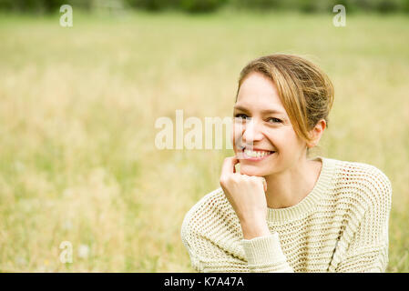 Femme contemplant, portrait Banque D'Images