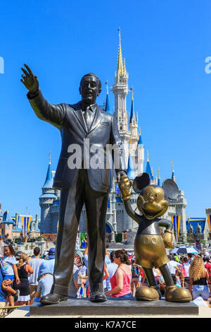 Statue emblématique de Walt Disney se tenant la main avec la souris de Mickey au Magic Kingdom Theme Park, Orlando, Floride, USA Banque D'Images