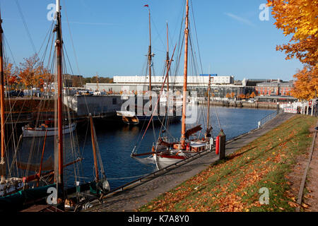 Vue sur suis germaniahafen, un petit plan d'eau avec des bateaux amarrés, vers la partie principale de port Banque D'Images