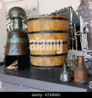 L'équipement utilisé pour la distillation de l'huile de rose sur l'affichage à la rose museum à Kazanlak. Banque D'Images