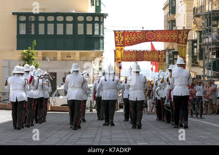 Band des forces armées de Malte marchant vers le bas la rue de la République - La Valette, Malte. Banque D'Images