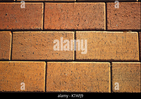 Briques sur la rue fond orange Banque D'Images