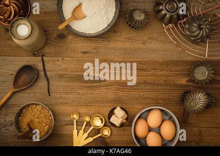 Flatlay collection d'outils et ingrédients pour pâtisseries maison sur une table en bois foncé avec copyspace dans le centre plongée des Banque D'Images