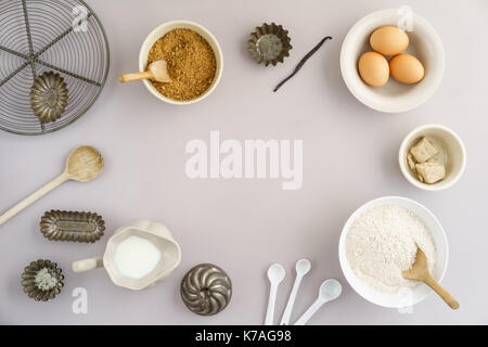 Flatlay collection d'outils et ingrédients pour pâtisseries maison sur fond gris clair avec copyspace dans le centre plongée des Banque D'Images