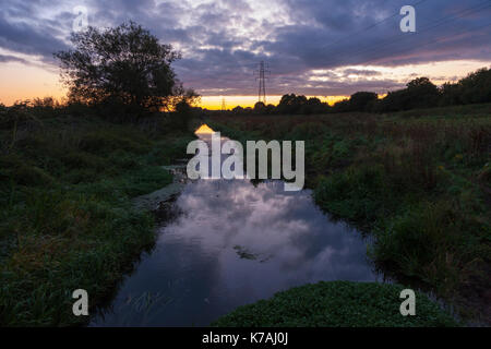 Northampton, Royaume-Uni. 15 Sep, 2017. Météo France : une lueur organge à l'aube sur la rivière Nene old course, bas de Rushmere road Crédit : Keith J Smith./Alamy Live News Banque D'Images