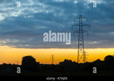 Northampton, Royaume-Uni. 15 Sep, 2017. Météo France : une lueur organge à l'aube sur la rivière Nene old course, bas de Rushmere road Crédit : Keith J Smith./Alamy Live News Banque D'Images