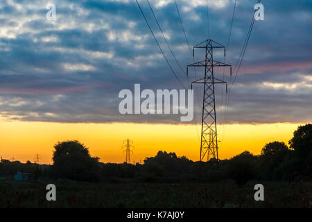 Northampton, Royaume-Uni. 15 Sep, 2017. Météo France : une lueur organge à l'aube sur la rivière Nene old course, bas de Rushmere road Crédit : Keith J Smith./Alamy Live News Banque D'Images