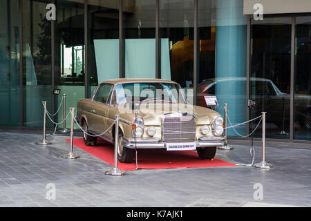 Beyrouth, Liban. 15 sep, 2017. 1967 Mercedes-Benz 280 se coupé à l'affiche au salon de voitures à Beyrouth souks, Beyrouth Liban crédit : mohamad itani/Alamy live news Banque D'Images