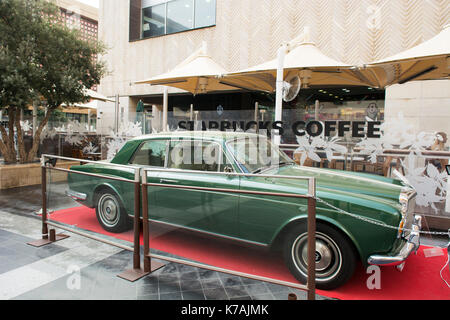 Beyrouth, Liban. 15 sep, 2017. 1975 Bentley corniche exposée au salon de voitures à Beyrouth souks, Beyrouth Liban crédit : mohamad itani/Alamy live news Banque D'Images