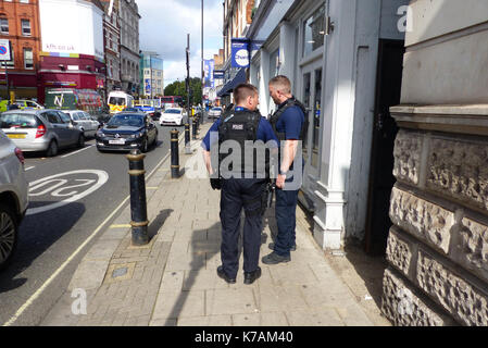 Londres. uk. 15 sep, 2017. armé anti-terror police recherche un bâtiment désaffecté en face de Fulham Broadway station non loin de parsons green après un signe de tête. crédit : Brian minkoff/Alamy live news Banque D'Images