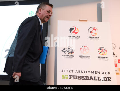 Frankfurt am Main, Allemagne. 15 sep, 2017. reinhard grindel, président de la Deutscher fussball Bund (DFB, association allemande de football) passe devant un conseil pour l'affichage de plusieurs motifs pour une soumission logo, au début d'une conférence de presse à Frankfurt am Main, Allemagne, 15 septembre 2017. La DFB a annoncé le match 10 endroits pour son euro 2024 soumission. photo : arne dedert/dpa/Alamy live news Banque D'Images