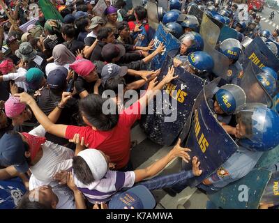 Manille. Sep 15, 2017 manifestants. affrontement avec les policiers au cours d'une manifestation contre l'accord de coopération de défense (edca) et Visiting Forces Agreement (VFA) entre les États-Unis et les Philippines à Manille aux Philippines sur sept. 15, 2017. crédit : rouelle umali/Xinhua/Alamy live news Banque D'Images