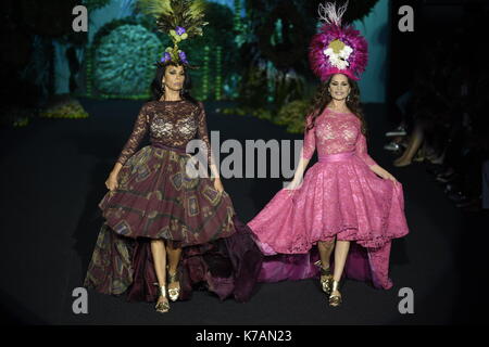 Madrid, Espagne. 15 sep, 2017. encarna et Toni salazar porte à la création d'une piste à partir de la Collection Francis Montesinos ò ' au cours de pasarela cibeles madrid fashion week mercedes benz 2017, à Madrid, le vendredi 15 septembre, 2017. crédit : gtres más información en ligne comuniación,s.l./Alamy live news Banque D'Images