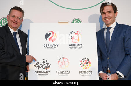 Frankfurt am Main, Allemagne. 15 sep, 2017. reinhard grindel (l), président de la Deutscher fussball Bund (DFB, association allemande de football) et le secrétaire général Friedrich curtius présente cinq propositions pour un logo pour l'euro 2024 allemand offre, après une conférence de presse à Frankfurt am Main, Allemagne, 15 septembre 2017. La DFB a annoncé le match 10 endroits pour son euro 2024 soumission. photo : arne dedert/dpa/Alamy live news Banque D'Images