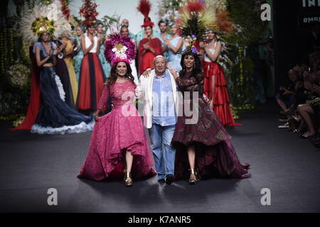 Madrid, Espagne. 15 sep, 2017. encarna et Toni salazar porte à la création d'une piste à partir de la Collection Francis Montesinos ' ' au cours de pasarela cibeles madrid fashion week mercedes benz 2017, à Madrid, le vendredi 15 septembre, 2017. crédit : gtres información más comuniación sur ligne, s.l./Alamy live news crédit : gtres más información en ligne comuniación,s.l./Alamy live news Banque D'Images