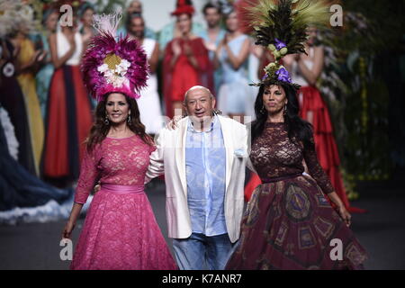 Madrid, Espagne. 15 sep, 2017. encarna et Toni salazar porte à la création d'une piste à partir de la Collection Francis Montesinos ' ' au cours de pasarela cibeles madrid fashion week mercedes benz 2017, à Madrid, le vendredi 15 septembre, 2017. crédit : gtres información más comuniación sur ligne, s.l./Alamy live news crédit : gtres más información en ligne comuniación,s.l./Alamy live news Banque D'Images