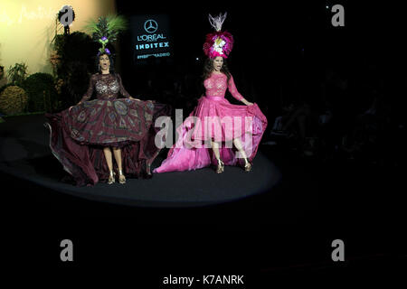 Madrid, Espagne. 15 sep, 2017. encarna et Toni salazar un modèle porte à une création à partir de la collection runaway 'Francis Montesinos' au cours de pasarela cibeles madrid fashion week mercedes benz 2017, à Madrid, le vendredi 15 septembre, 2017. crédit : gtres información más comuniación sur ligne, s.l./Alamy live news crédit : gtres más información en ligne comuniación,s.l./Alamy live news Banque D'Images