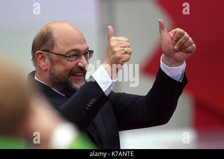 Potsdam, Allemagne. 15 sep, 2017. candidat chancelier spd Martin Schulz donne les pouces jusqu'au cours d'une campagne électorale, rassemblement à Potsdam, Allemagne, 15 septembre 2017. photo : Ralf hirschberger/dpa-zentralbild/dpa/Alamy live news Banque D'Images