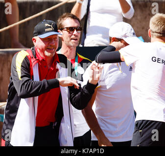 Oeiras, Portugal. 15 septembre 2017. Boris Becker, le responsable allemand du tennis masculin, congrate le joueur allemand Cedrik Marcel Stebe lors du match de fin de coupe Davis entre le Portugal et l'Allemagne au Centro Desportivo Nacional Jamor à Oeiras/Lisbonne. Credit: Frank Molter/Alay Live News Banque D'Images