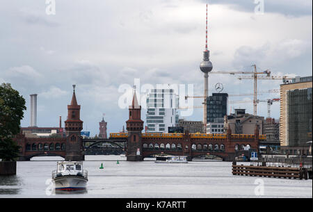 Une rame de métro traverse le pont oberbaum à Berlin, Allemagne, 14 septembre 2017, avec le Rotes Rathaus, l'hôtel de ville de 'vivre' tour d'habitation projet et la tour de télévision, représenté à l'arrière-plan. photo : Bernd von jutrczenka/dpa Banque D'Images