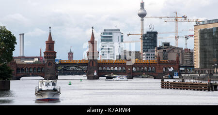 Une rame de métro traverse le pont oberbaum à Berlin, Allemagne, 14 septembre 2017, avec le Rotes Rathaus, l'hôtel de ville de 'vivre' tour d'habitation projet et la tour de télévision, représenté à l'arrière-plan. photo : Bernd von jutrczenka/dpa Banque D'Images