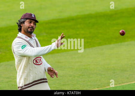 Londres, Royaume-Uni. 15 Sep, 2017. Kumar Sangakkara lance la nouvelle balle fielding pour Surrey contre Yorkshire sur le quatrième jour de la Comté Specsavers championnat à l'Ovale. Crédit : David Rowe/Alamy Live News Banque D'Images