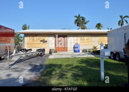 Fort LAUDERDALE, FL - 15 SEPTEMBRE : les résidents de Floride sont toujours sans électricité. Des millions de personnes sont encore sans pouvoir après l'ouragan Irma de catégorie 5 qui Est La plus grande tempête de l'histoire des États-Unis a frappé l'État le 15 septembre 2017 à fort Lauderdale, en Floride. Personnes: Panneau de vote Réf. Transmission: FLXX MPI122 / Mediapunch Banque D'Images