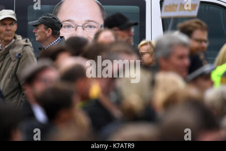 Potsdam, Allemagne. 15 sep, 2017. Une affiche portant le portrait de Martin Schulz, candidat à la Chancellerie du parti social-démocrate d'Allemagne (SPD) au cours d'une réunion électorale à Potsdam, Allemagne, 15 septembre 2017. photo : Ralf hirschberger/dpa-zentralbild/dpa/Alamy live news Banque D'Images