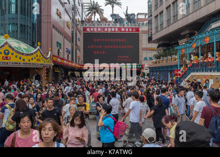 Beijing, Chine. 15 sep, 2017. personnes shop à tianyi marché qui est de fermer le jour suivant dans le centre de Pékin, Chine. tianyi est le dernier marché de gros, ferme ses portes après 25 ans de fonctionnement et quelque 1 500 magasins sont forcés à Beijing. Beijing est l'espoir de se débarrasser de tous les marchés de gros dans son quatrième périphérique d'ici 2020 afin de réduire sa population par 15 pour cent, un total de quelque deux millions de personnes, d'ici 2020. crédit : lou linwei/Alamy live news Banque D'Images