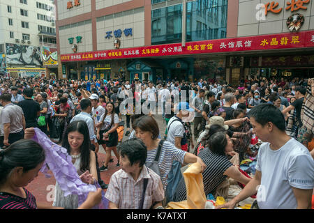 Beijing, Chine. 15 sep, 2017. personnes shop à tianyi marché qui est de fermer le jour suivant dans le centre de Pékin, Chine. tianyi est le dernier marché de gros, ferme ses portes après 25 ans de fonctionnement et quelque 1 500 magasins sont forcés à Beijing. Beijing est l'espoir de se débarrasser de tous les marchés de gros dans son quatrième périphérique d'ici 2020 afin de réduire sa population par 15 pour cent, un total de quelque deux millions de personnes, d'ici 2020. crédit : lou linwei/Alamy live news Banque D'Images