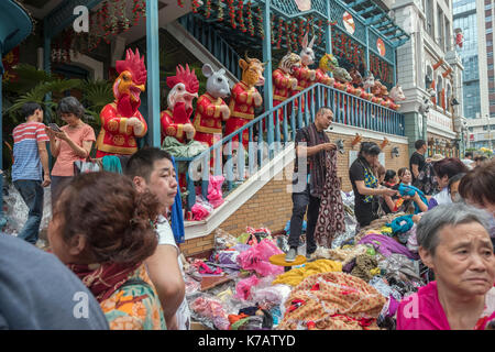 Beijing, Chine. 15 sep, 2017. propriétaire de déplacer leurs articles en dehors de la fermeture de la vente le dernier jour avant la fermeture d'un marché de gros dans le centre de Pékin, Chine. marché tianyi est le dernier marché de gros, ferme ses portes après 25 ans de fonctionnement et quelque 1 500 magasins sont forcés à Beijing. Beijing est l'espoir de se débarrasser de tous les marchés de gros dans son quatrième périphérique d'ici 2020 afin de réduire sa population par 15 pour cent, un total de quelque deux millions de personnes, d'ici 2020. crédit : lou linwei/Alamy live news Banque D'Images