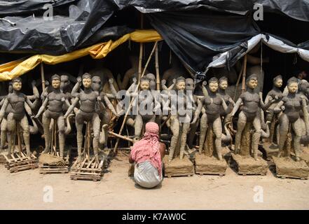 Allahabad, Uttar Pradesh, Inde. 15 septembre 2017. Allahabad: Un artiste faisant Idol de la déesse hindoue Durga d'argile avant la célébration du festival de Durga Puja à Allahabad le 15-09-2017, le festival cimomorate la scannée du Roi démon par le lion, dix Déesse armée Durga, marquant le triomphe du bien sur le mal. Credit: Prabhat Kumar Verma/ZUMA Wire/Alamy Live News Banque D'Images