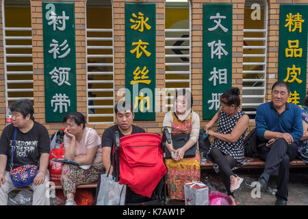 Beijing, Chine. 15 sep, 2017. Les gens ont le reste en faisant vos achats chez tianyi marché qui est de fermer le jour suivant dans le centre de Pékin, Chine. tianyi est le dernier marché de gros, ferme ses portes après 25 ans de fonctionnement et quelque 1 500 magasins sont forcés à Beijing. Beijing est l'espoir de se débarrasser de tous les marchés de gros dans son quatrième périphérique d'ici 2020 afin de réduire sa population par 15 pour cent, un total de quelque deux millions de personnes, d'ici 2020. crédit : lou linwei/Alamy live news Banque D'Images