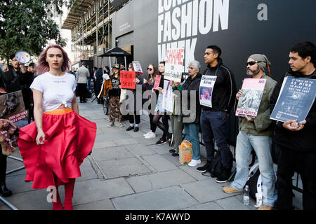 Londres, Royaume-Uni. 15 septembre 2017 des activistes des droits des animaux protestent devant le lieu de la semaine de la mode de Londres à l'occasion de l'utilisation de la fourrure animale dans l'industrie de la mode. Banque D'Images