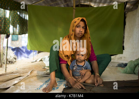 Le 15 septembre 2017, le Bangladesh ukhiya. 15 sep, 2017. Une femme rohingya avec son enfant pose pour photo à sa tente de fortune dans le camp de kutupalong à ukhiya, Bangladesh. Beaucoup des Rohingyas fuyant la violence au Myanmar a voyagé par bateau pour se réfugier au Bangladesh voisin. selon l'ONU plus de 300 000 réfugiés Rohingyas ont fui le Myanmar de la violence au cours des dernières semaines, la plupart tentent de traverser la frontière et rejoindre le Bangladesh. crédit : k m asad/zuma/Alamy fil live news Banque D'Images