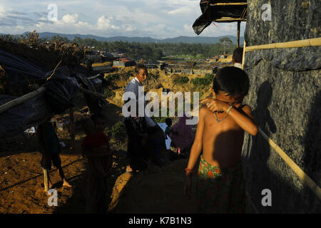 Le 15 septembre 2017, le Bangladesh ukhiya. 15 sep, 2017. vie quotidienne au camp dans balukhali ukhiya, Bangladesh. Beaucoup des Rohingyas fuyant la violence au Myanmar a voyagé par bateau pour se réfugier au Bangladesh voisin. selon l'ONU plus de 300 000 réfugiés Rohingyas ont fui le Myanmar de la violence au cours des dernières semaines, la plupart tentent de traverser la frontière et rejoindre le Bangladesh. crédit : k m asad/zuma/Alamy fil live news Banque D'Images