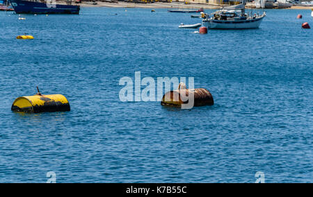 Deux barils dans la mer Banque D'Images