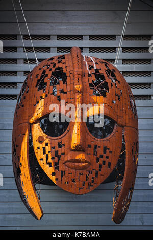 Casque de Sutton Hoo dans le Suffolk, sculpturales énorme reproduction d'un casque anglo-saxon suspendu au-dessus de l'entrée du Centre d'accueil de Sutton Hoo dans le Suffolk, UK. Banque D'Images