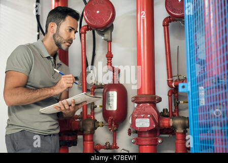 Inspection de l'homme système sprinkleur protection incendie Banque D'Images